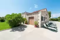 Holiday rentals in Llimona