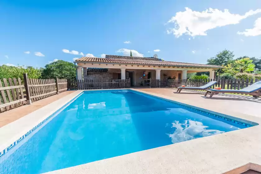 Holiday rentals in Ses coves, Llubí