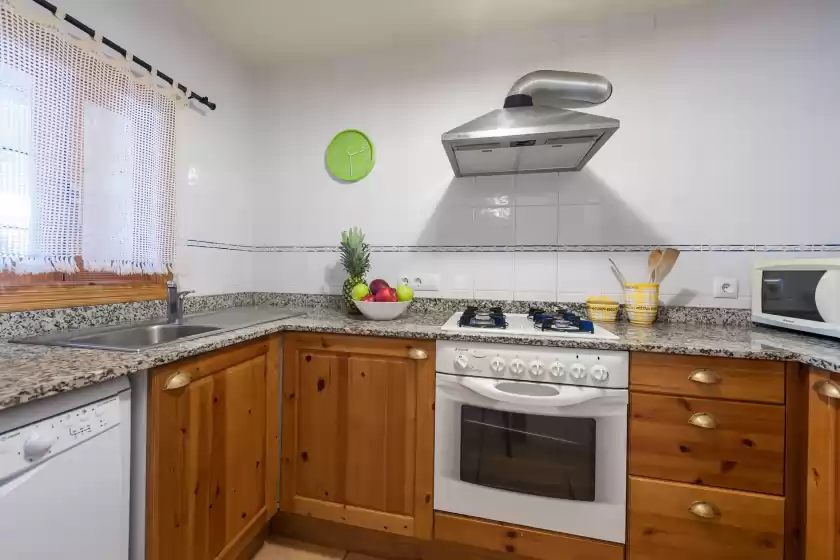 Holiday rentals in Ses coves, Llubí