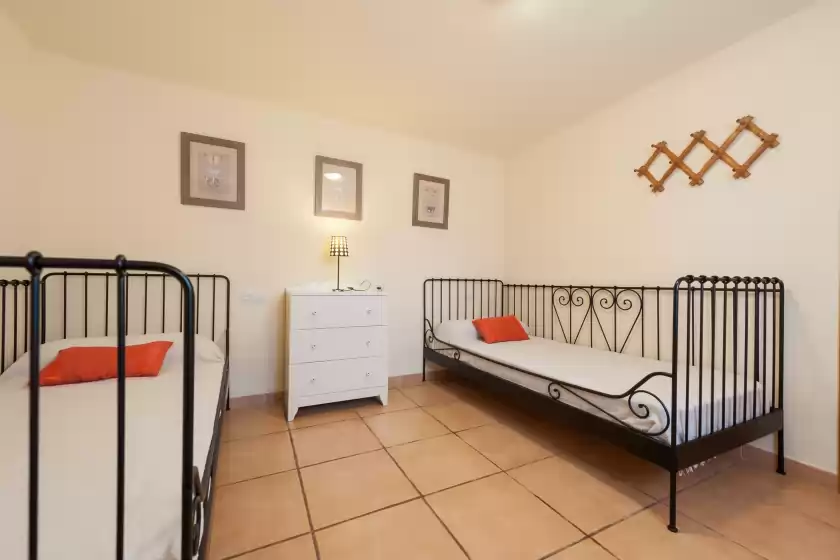 Holiday rentals in Ses coves, Llubí