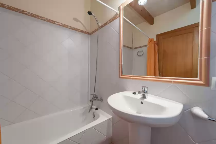 Holiday rentals in Ses coves, Llubí
