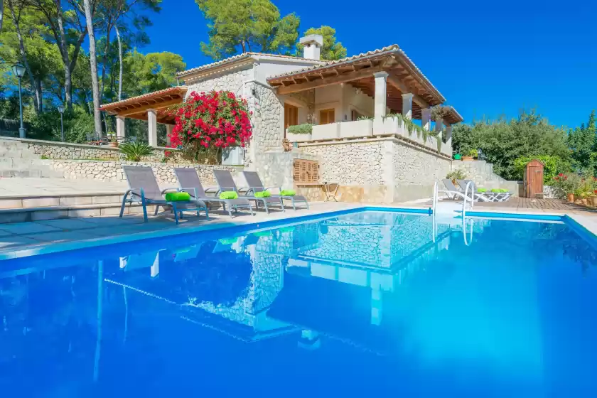 Holiday rentals in Es bosquet