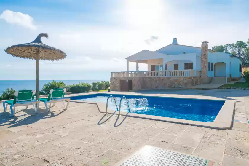 Holiday rentals in Es pontas