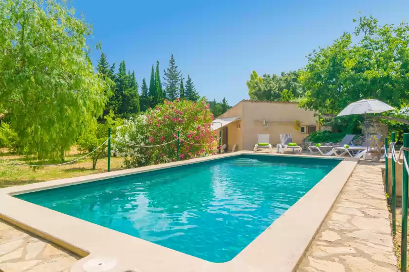 Holiday rentals in Nargonyana