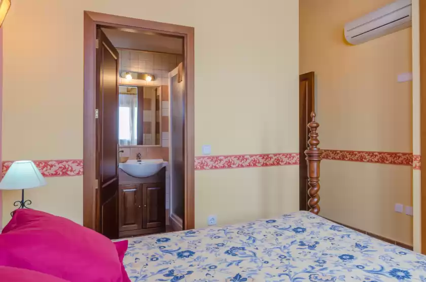 Holiday rentals in Sa torre nova, s'Illot