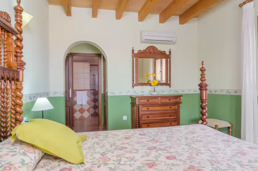 Holiday rentals in Sa torre nova, s'Illot