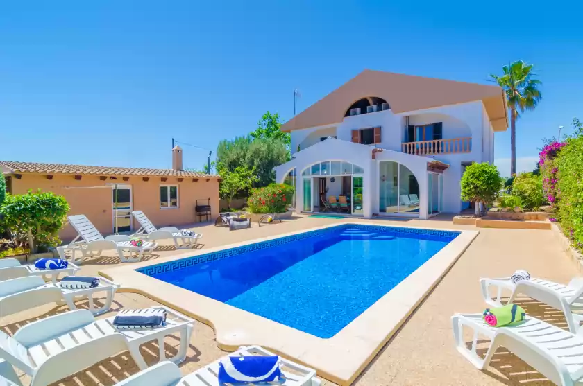 Holiday rentals in Can riera