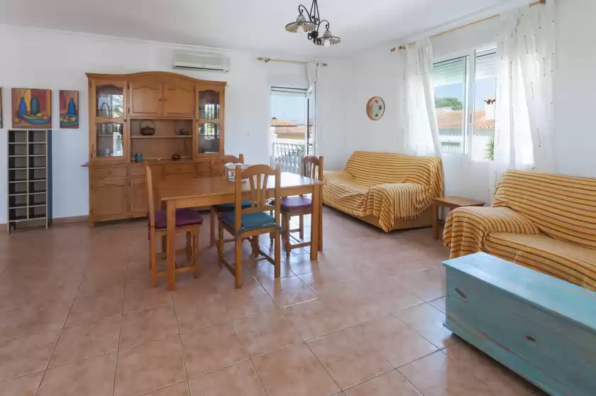 Holiday rentals in Mengual, Oliva