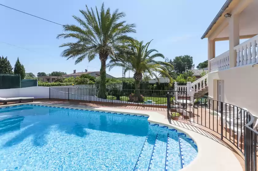 Holiday rentals in Mengual, Oliva