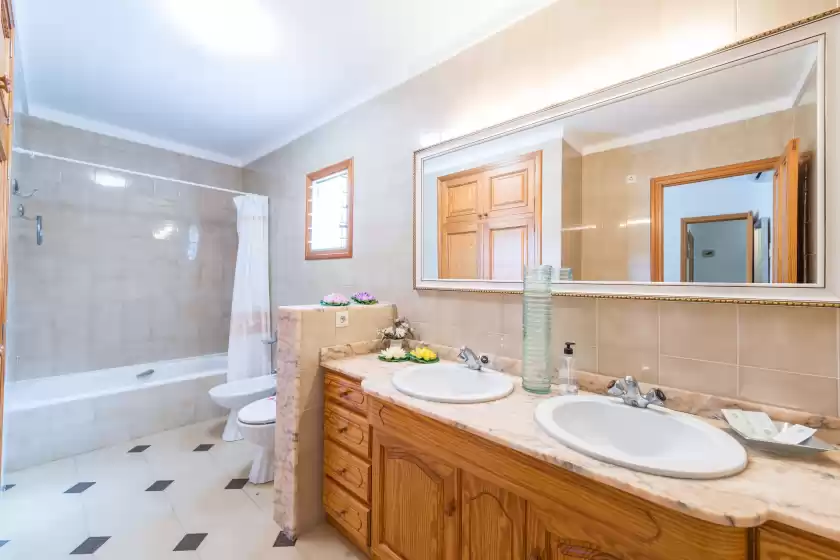 Holiday rentals in Villa manresa, Marina Manresa