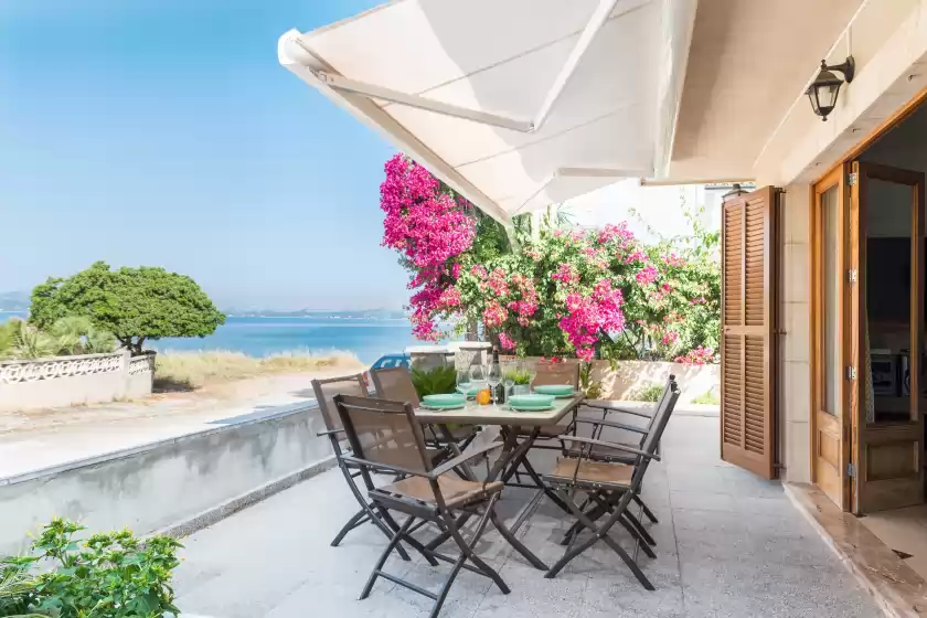 Holiday rentals in Villa manresa, Marina Manresa