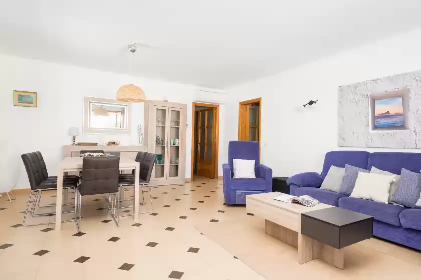 Holiday rentals in Villa manresa, Marina Manresa