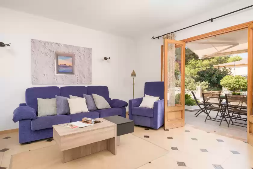 Holiday rentals in Villa manresa, Marina Manresa