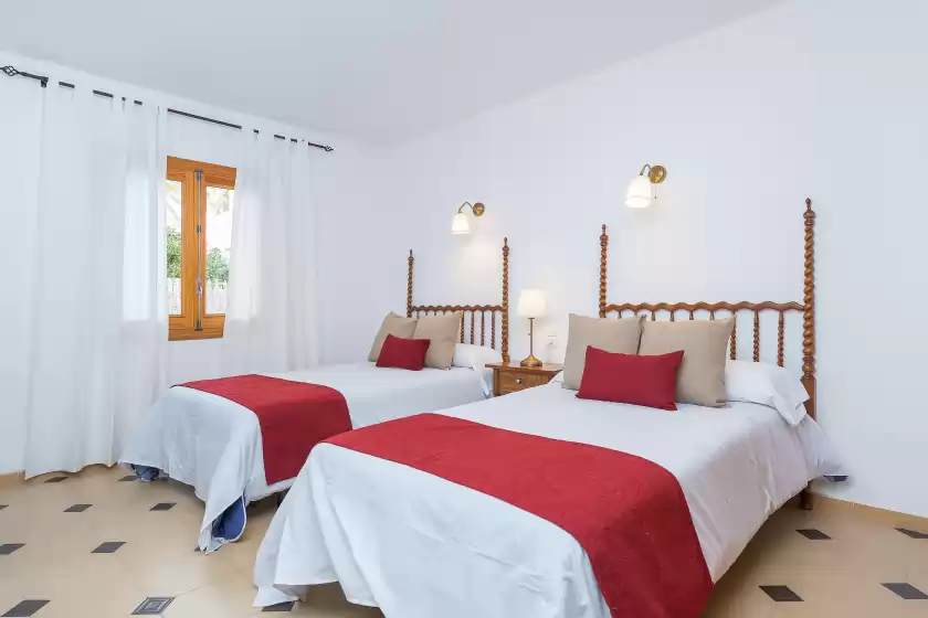 Holiday rentals in Villa manresa, Marina Manresa