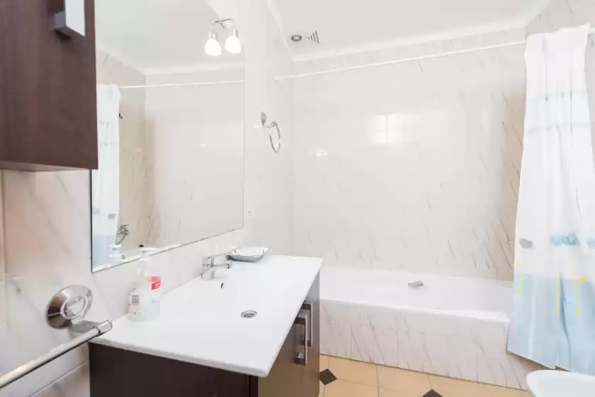 Holiday rentals in Villa manresa, Marina Manresa