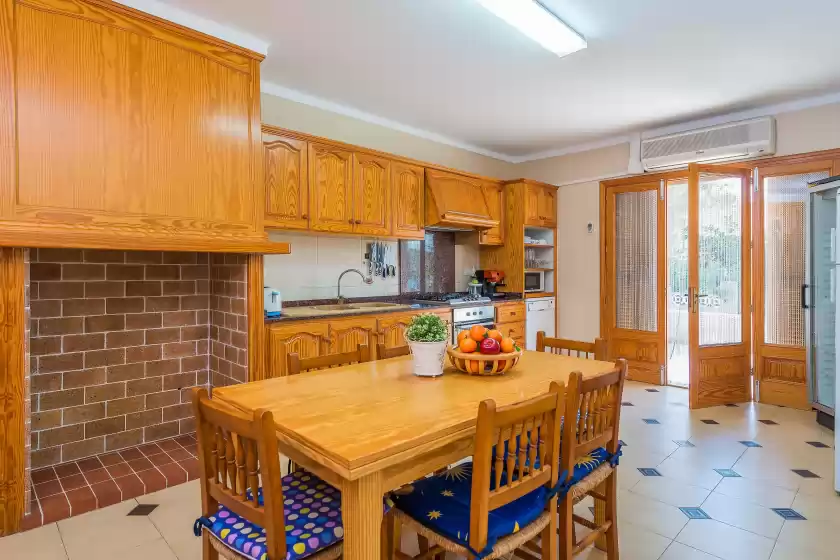Holiday rentals in Villa manresa, Marina Manresa