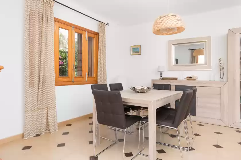 Holiday rentals in Villa manresa, Marina Manresa