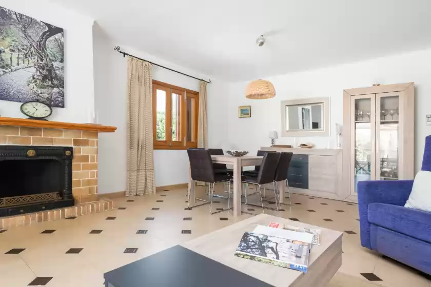 Holiday rentals in Villa manresa, Marina Manresa
