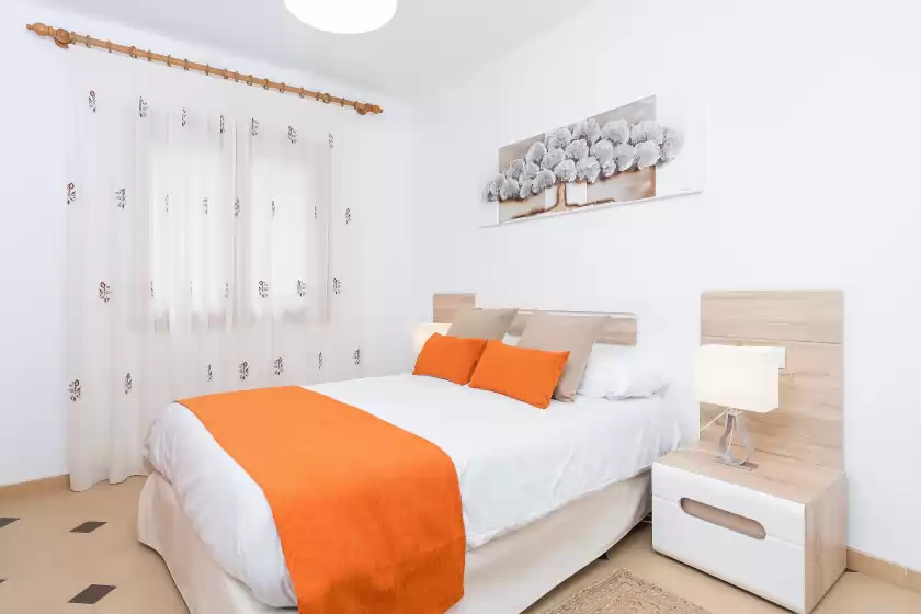 Holiday rentals in Villa manresa, Marina Manresa