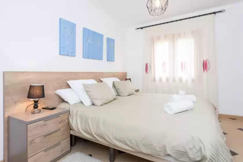 Holiday rentals in Villa manresa, Marina Manresa