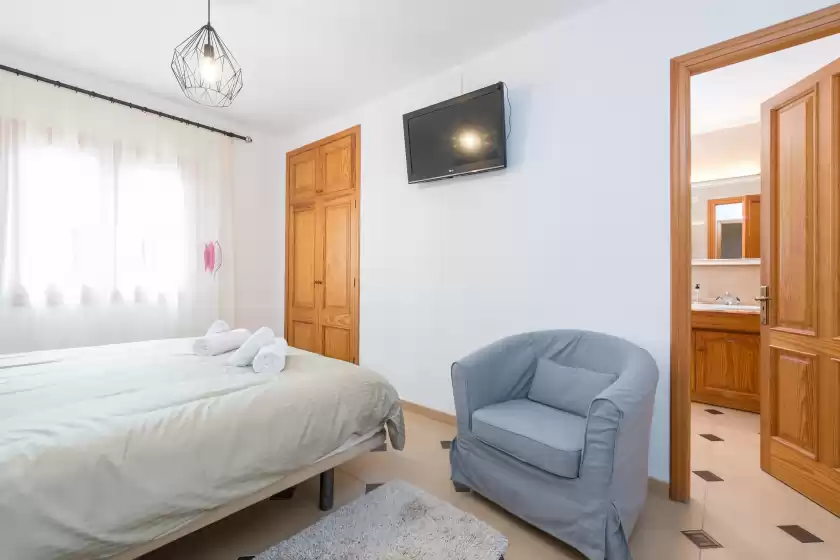 Holiday rentals in Villa manresa, Marina Manresa
