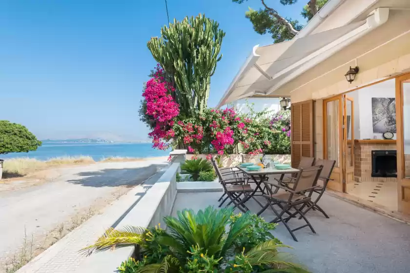 Holiday rentals in Villa manresa, Marina Manresa