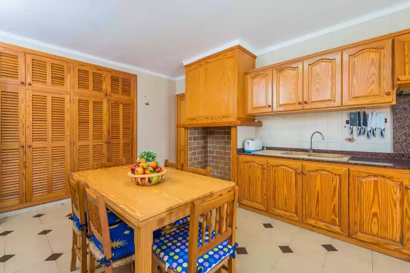 Holiday rentals in Villa manresa, Marina Manresa