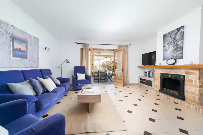 Holiday rentals in Villa manresa, Marina Manresa
