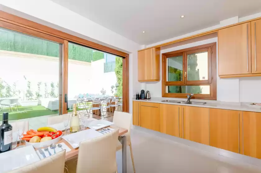 Holiday rentals in Villa arabella, sa Vileta
