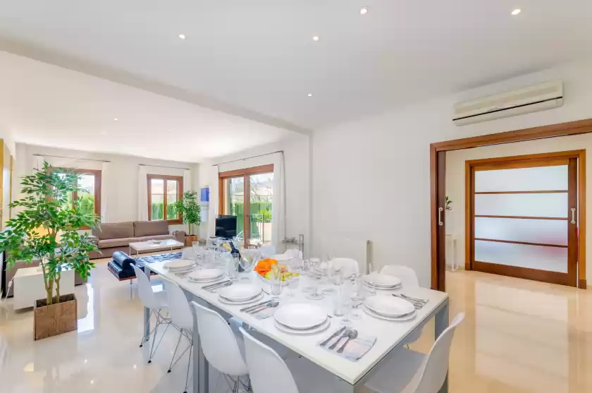 Holiday rentals in Villa arabella, sa Vileta