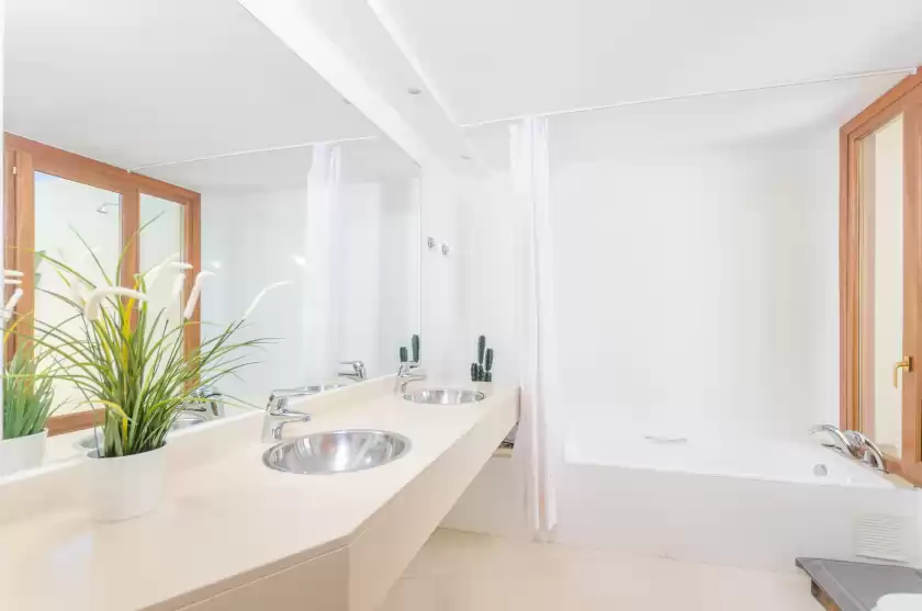 Holiday rentals in Villa arabella, sa Vileta