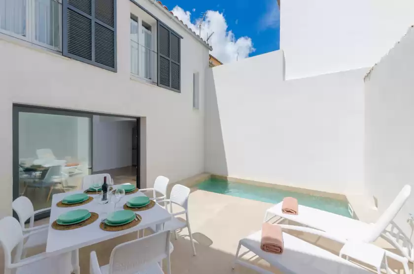Holiday rentals in Na valenta