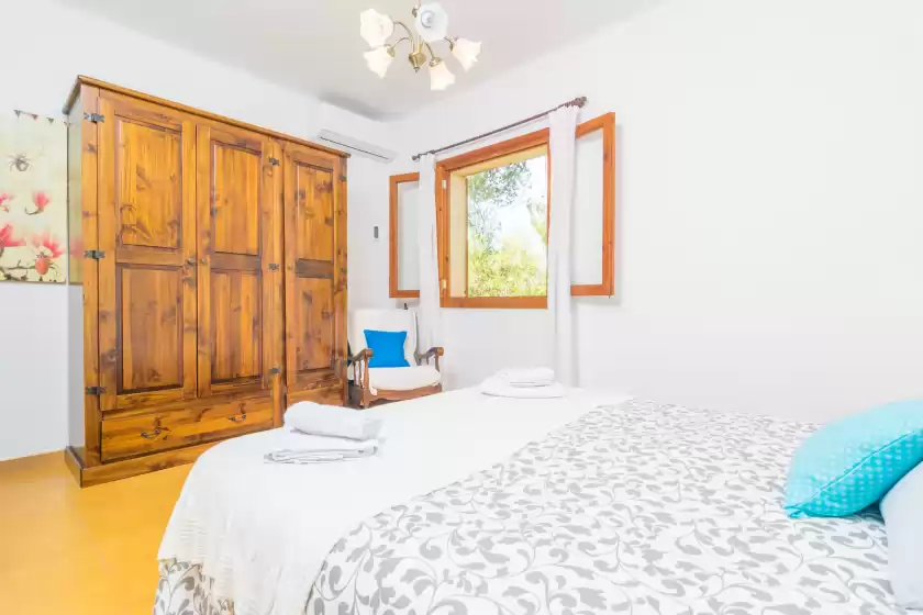 Holiday rentals in Casa s'almonia, Cala Llombards