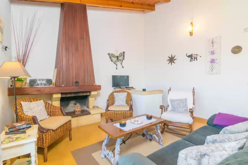 Holiday rentals in Casa s'almonia, Cala Llombards