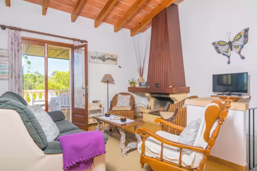 Holiday rentals in Casa s'almonia, Cala Llombards