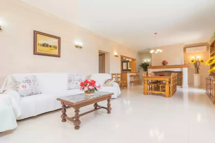 Holiday rentals in Can passarell, Campos