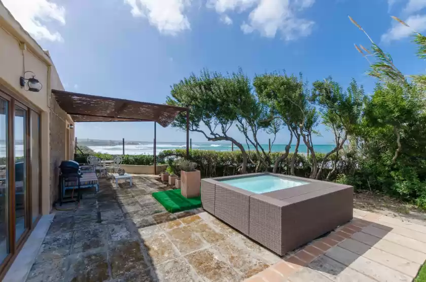 Holiday rentals in Can peu petit