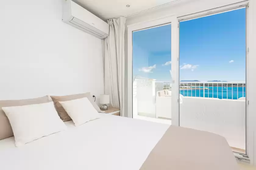 Holiday rentals in Luisamar sea view, s'Illot