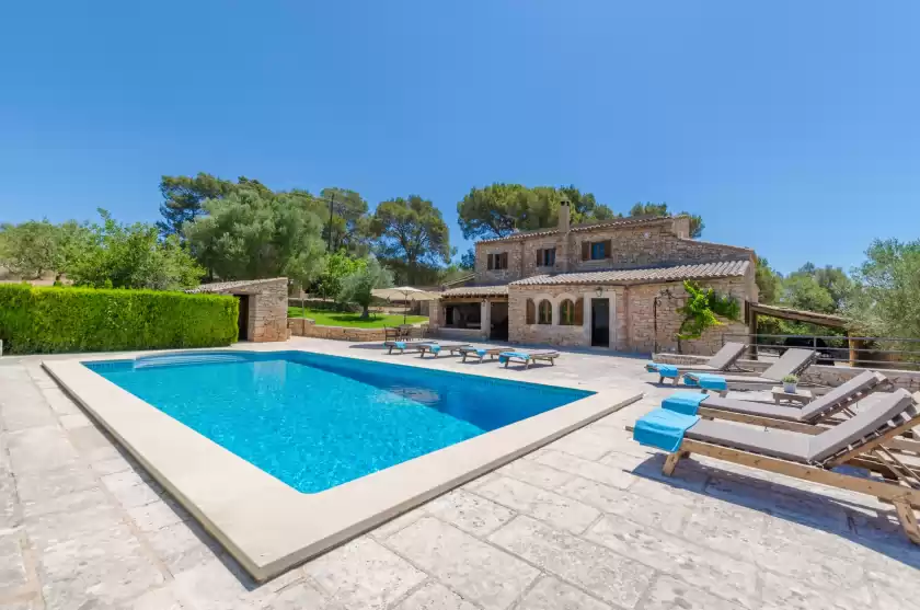 Holiday rentals in Des oms