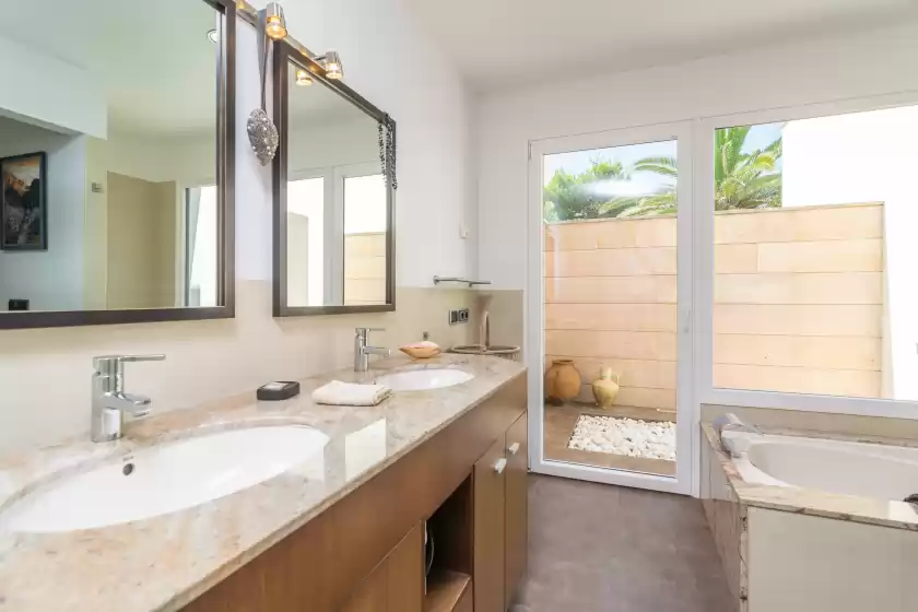 Holiday rentals in Mon obert, Cala Ferrera