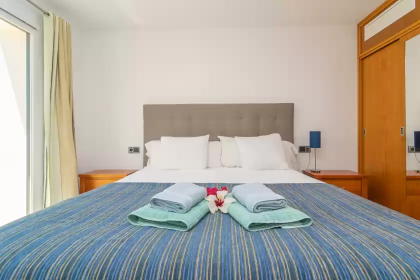 Holiday rentals in Mon obert, Cala Ferrera