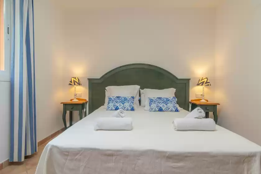 Holiday rentals in Barca trencada, es Cap des Moro