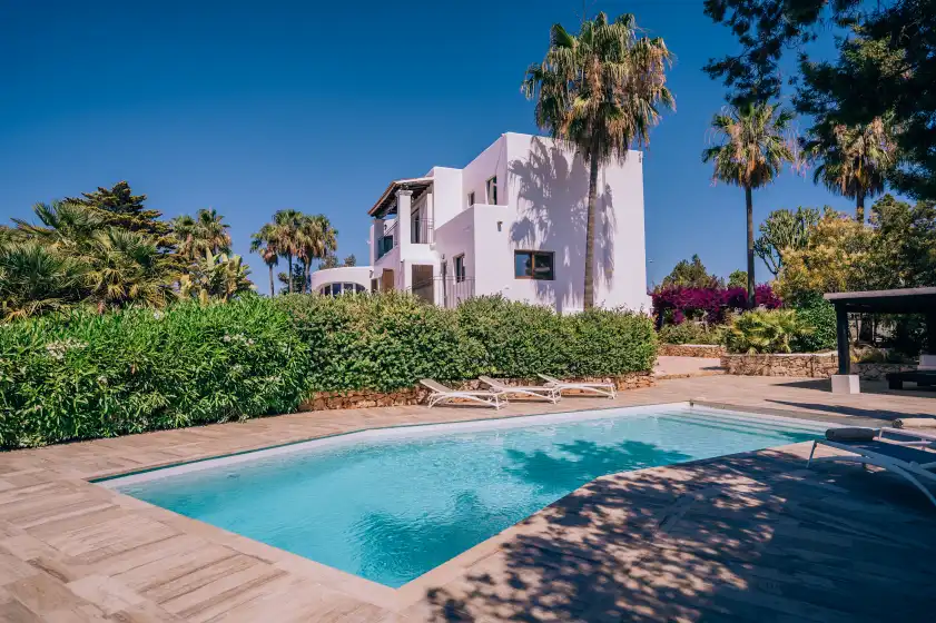 Holiday rentals in Villa rouge