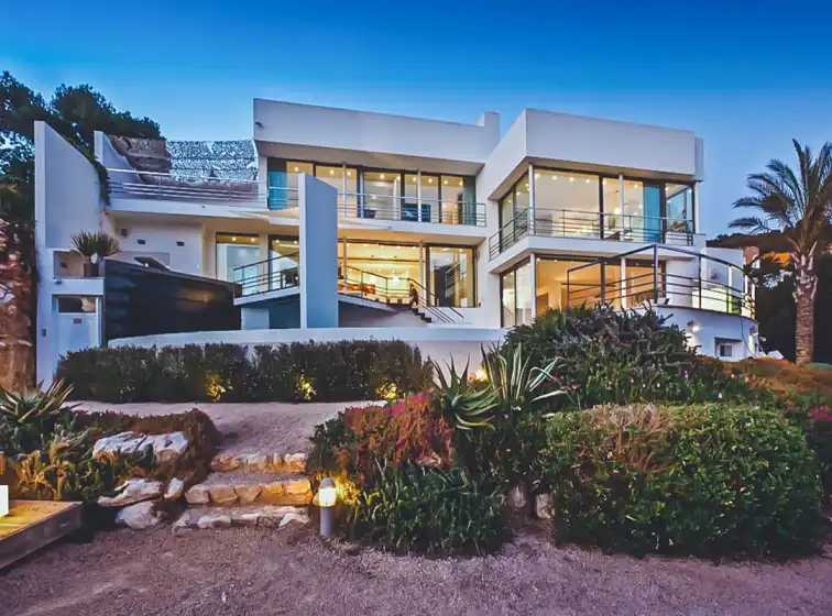 Holiday rentals in Villa vava