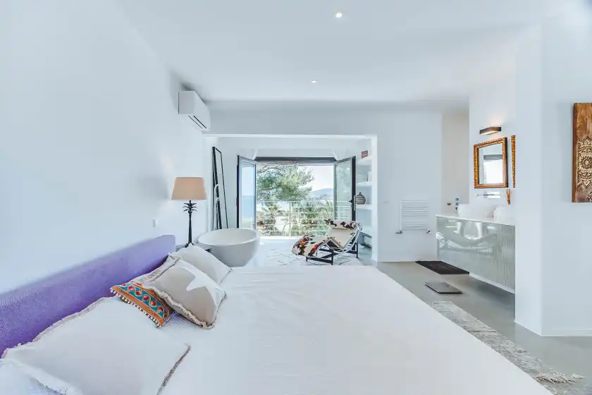 Holiday rentals in Villa vivian, Sant Agustí des Vedrà