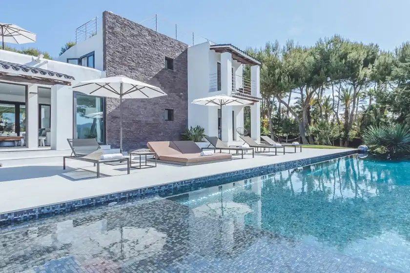 Holiday rentals in Villa vivian, Sant Agustí des Vedrà