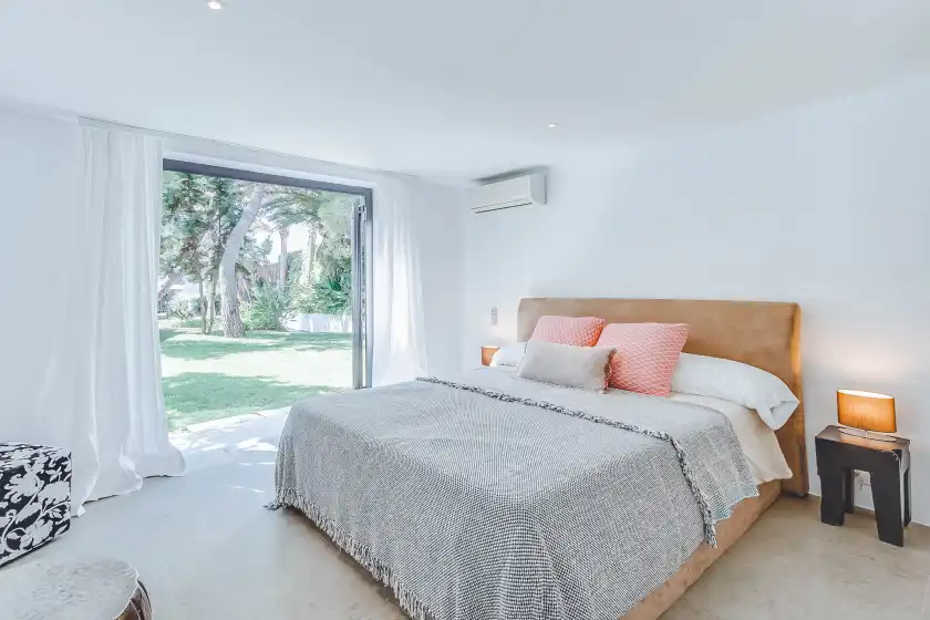 Holiday rentals in Villa vivian, Sant Agustí des Vedrà