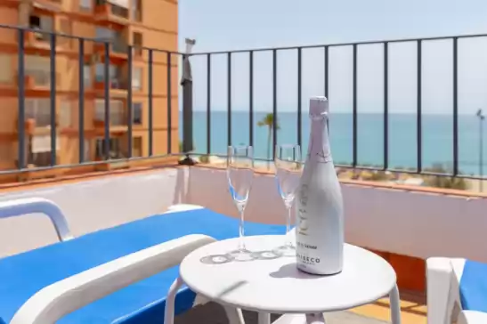 Apartment for 5 + 2 guests . With Air conditioning, Wifi and Optional FREE Cancellation  Marina beach in Fuengirola, Málaga, Andalucía, España