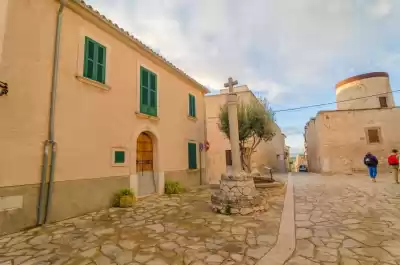 Plaça de les Tres Creus, Mallorca, Vacalia.com