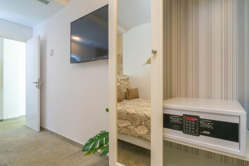 Holiday rentals in Rainbow home mallorca, Establiments